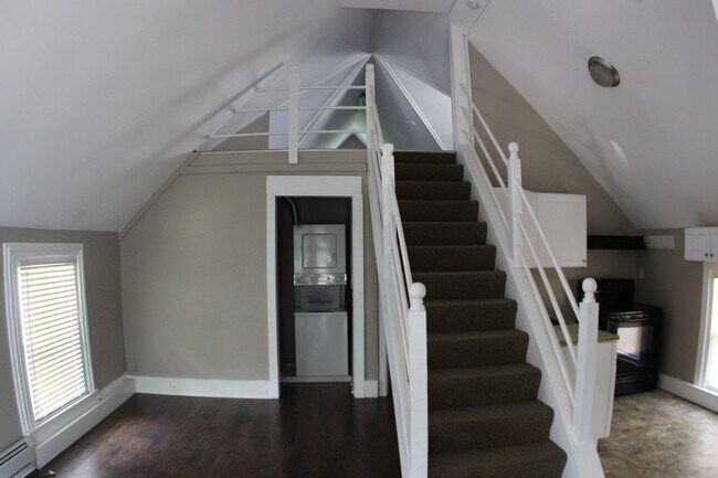 Building Photo - 28 Rowley St Unit Up Rental