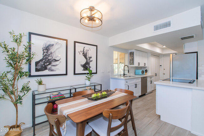 Photo - 720 E North Ln Townhome
