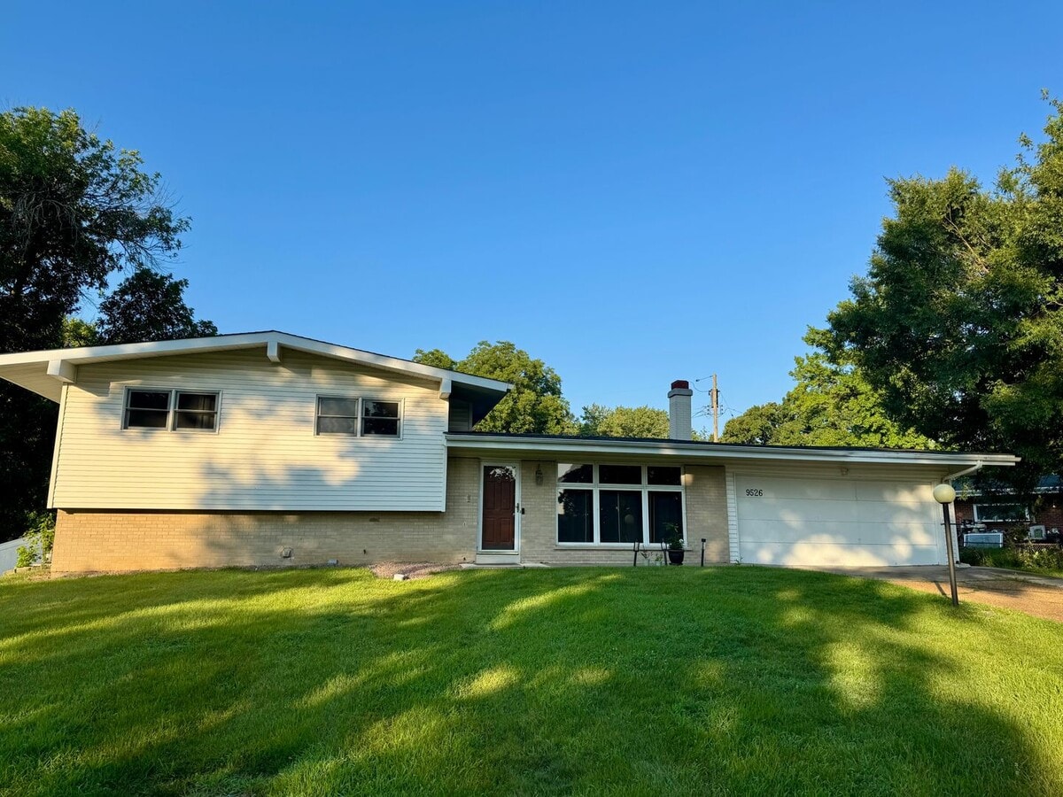 4 Bedroom Home in Ladue School District! - 4 Bedroom Home in Ladue School District!