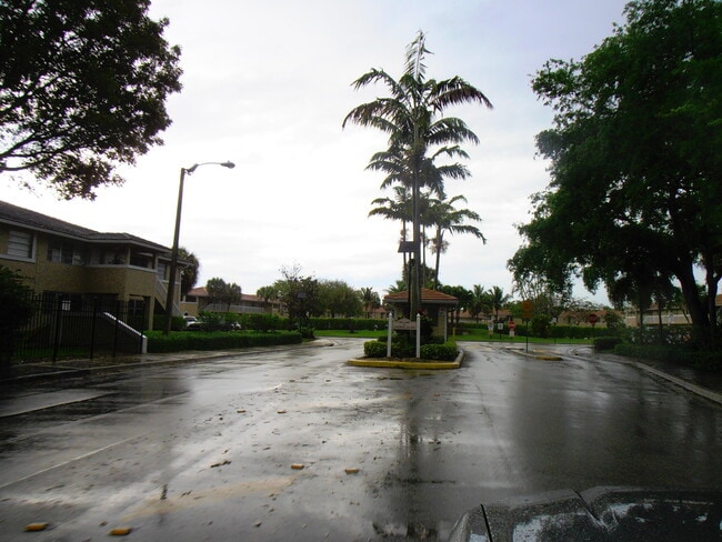 Photo - 877 Twin Lakes Dr Unit G