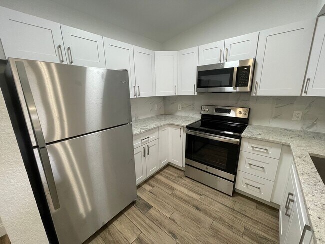 Photo - ANNUAL RENTAL - KEY ROYAL-2 BED 1 BATH THI... Unit 1333