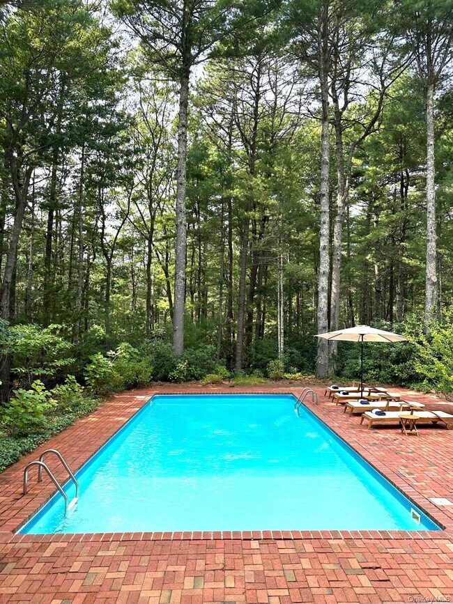 33 Oakhill Ln