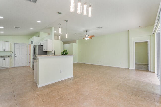 Open concept living - 1322 Dittmer Cir SE