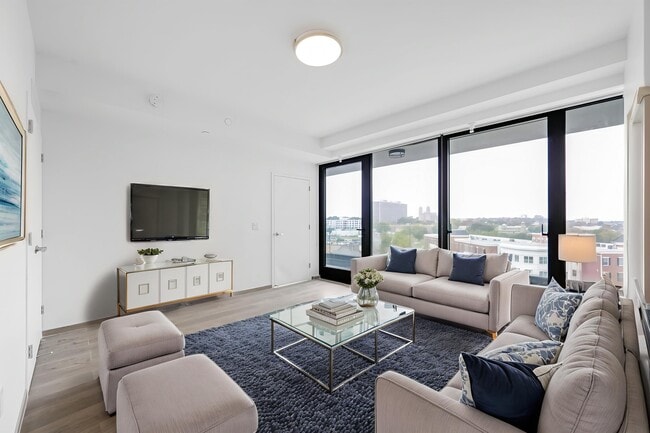 Sala de estar con ventanas de piso a techo. - Hoyt Tower