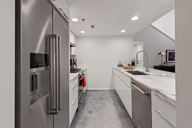 Photo - 3434 Russell St Unidad 107