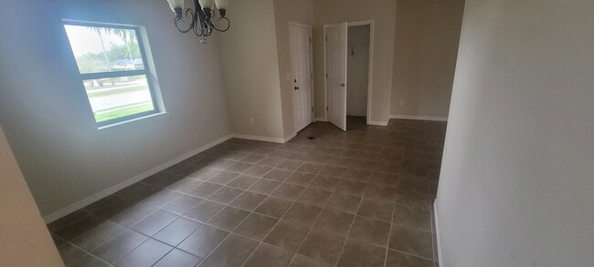 Comedor - 2185 N Normandy Blvd