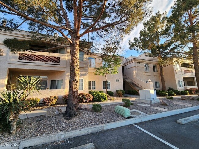 Building Photo - 7400 W Flamingo Rd Unit 2032 Rental