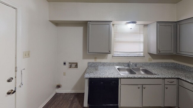 1518/1520 N. Carroll Blvd