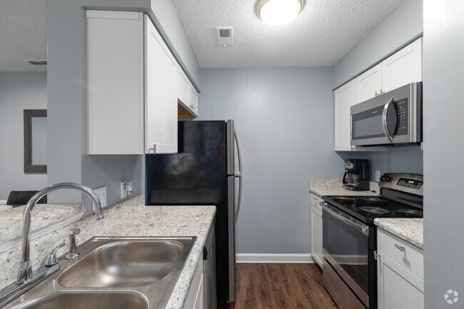 1BR, 1BA - 610SF Kitchen - Hunters Chase