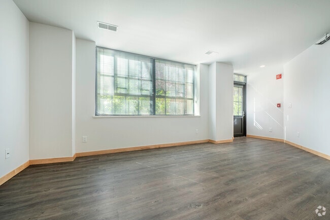 1BR, 1BA - 725SF - Living Room