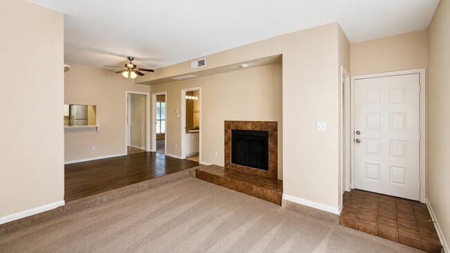 Photo - 3100 Walnut Bend Ln Unidad 319