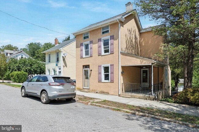 Building Photo - 439 Old Elm St Rental