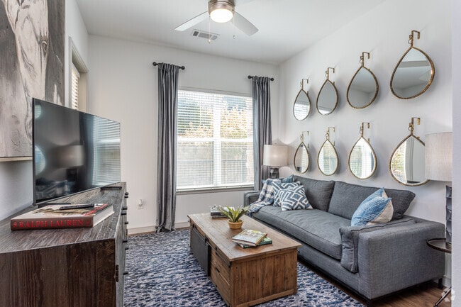1BR, 1BA - 712SF A1 - Living Area