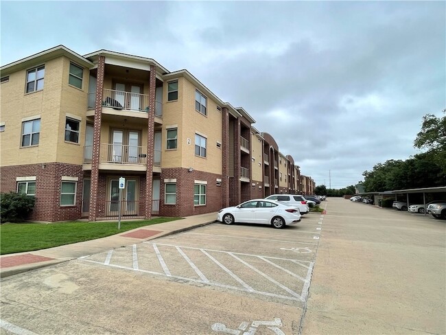 Building Photo - 1915 Dartmouth St Unit 2016