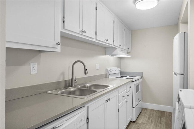 Photo - Sherwood Forest Apartments