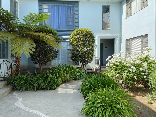 Courtyard - 3211 S Barrington Ave Apartments Unit B