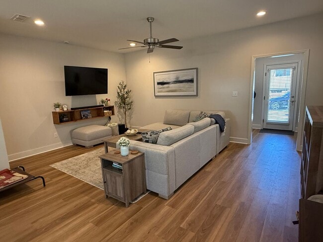 Photo - Located In The Heart Of Old Town