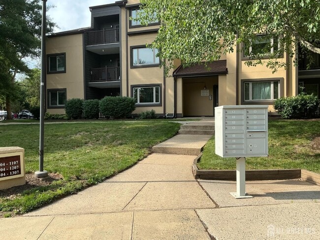 Building Photo - 1306 Sayre Dr