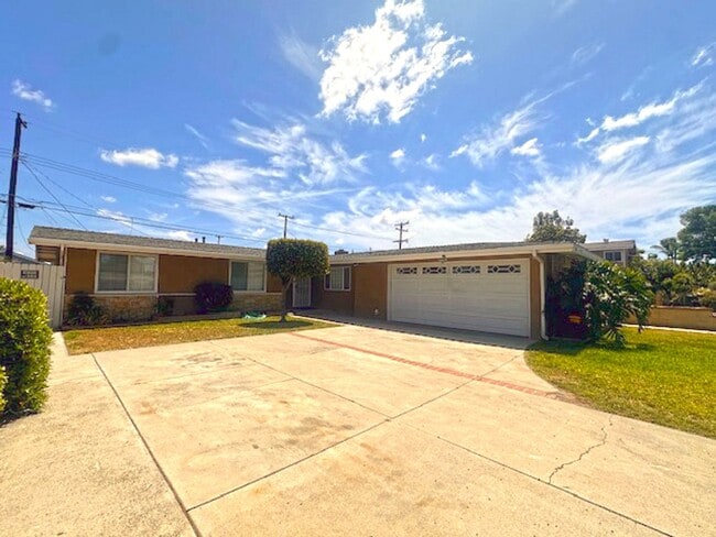 Building Photo - 3 Bedroom House in Quiet Neighborhood