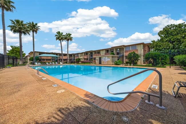Building Photo - 7714 Renwick Dr Unit M68