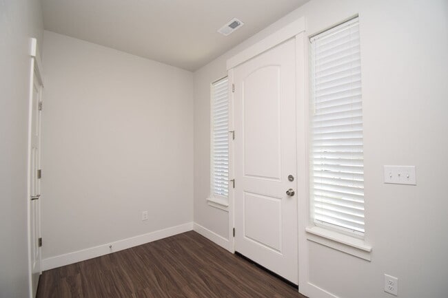 Photo - Bright 3 bed Condo with Pool, HOA, and Great Amenities!!