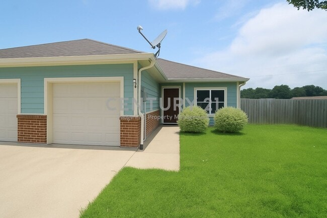 Well Maintained 2/2/1 Duplex For Rent! - Well Maintained 2/2/1 Duplex For Rent! House