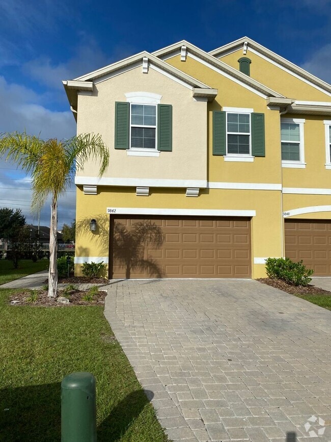 Building Photo - GATED 3 BR/2.5 TOWNHOUSE