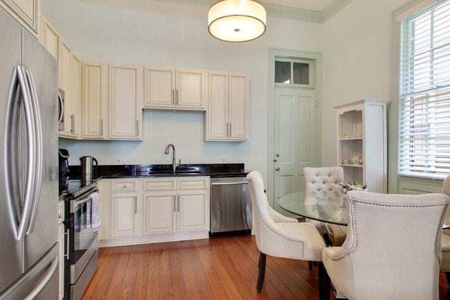 Fully Appointed Kitchen with seating - 5221 Magazine St Unit 1