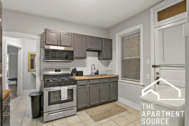 Photo - 3908 W Roscoe St Unit 2