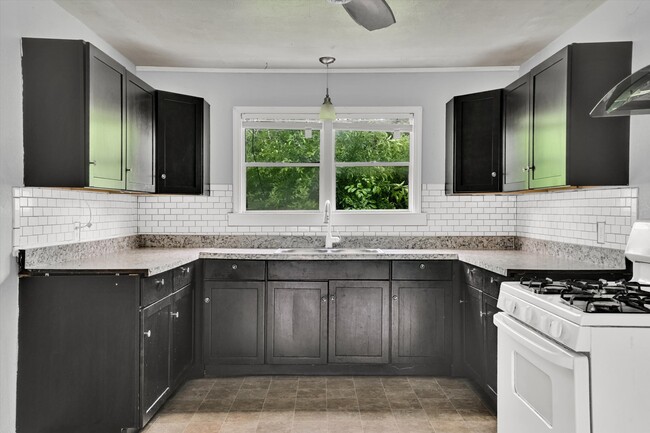 Building Photo - 616 Benson St Rental