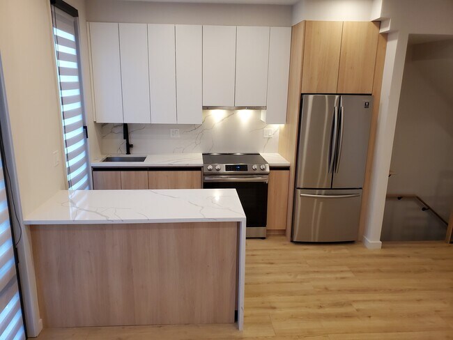 Building Photo - 157 W 9th St Rental