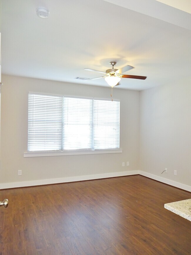 Photo - Town Home for Rent in Chelsea.. Available to View with 48 Hour Notice!!!