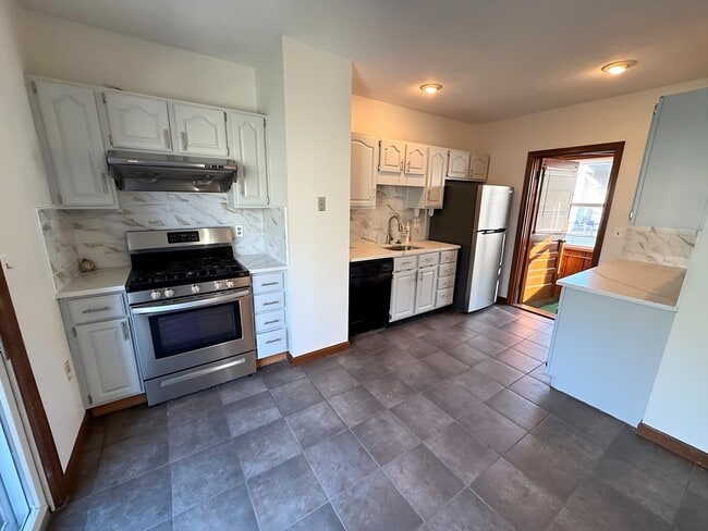 Building Photo - 17 Upham St Unit 2 Rental