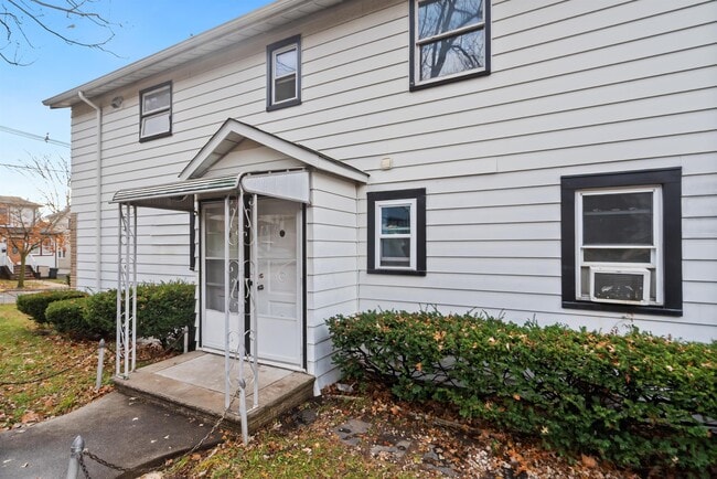 Building Photo - 2 Raydol Ave