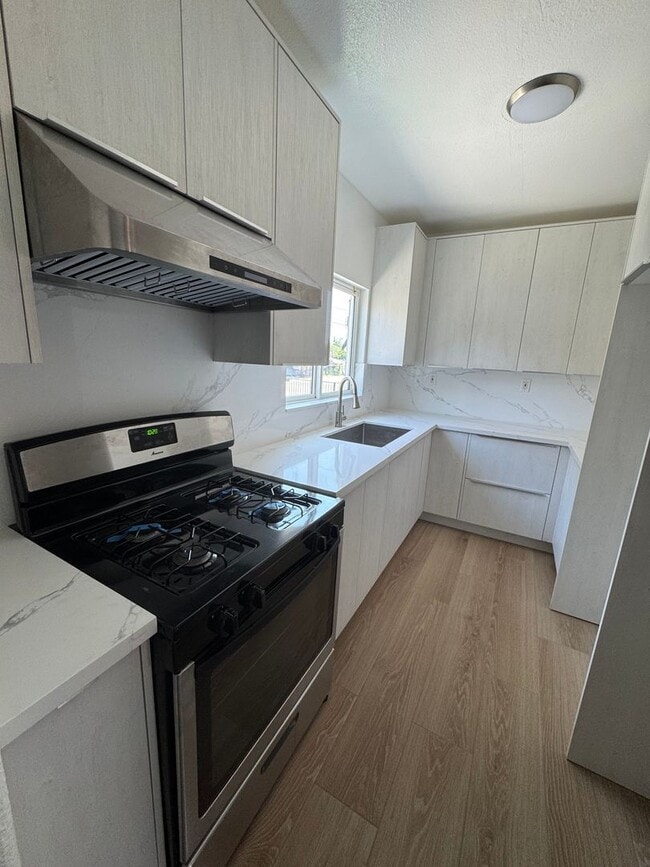 Building Photo - Newly Renovated 3 Bed, 3 Bath Ground Floor... Rental