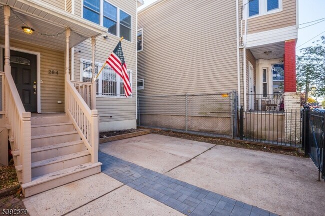 Photo - 284 S 6th St