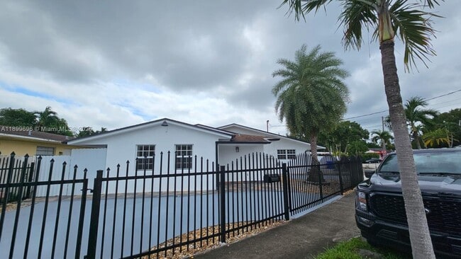 Building Photo - 3182 SW 25th Ter Unit 2