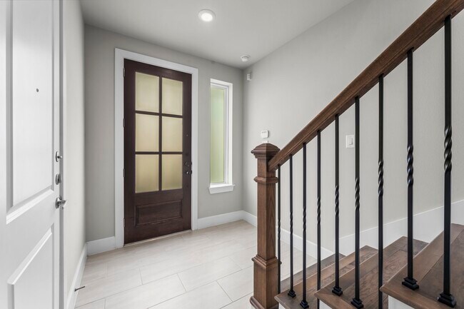 Photo - 954 Fisher St