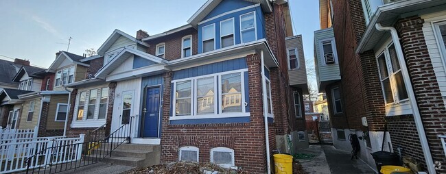 Building Photo - Large house with a nice layout welcome Home