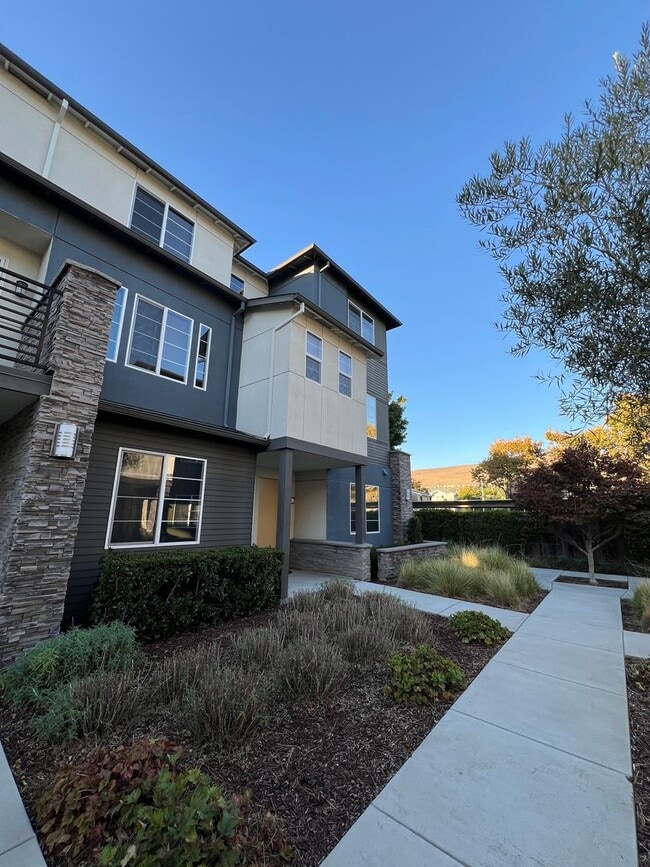 CONTEMPORARY BRIGHT SPACIOUS TOWNHOME WITH... - CONTEMPORARY BRIGHT SPACIOUS TOWNHOME WITH...