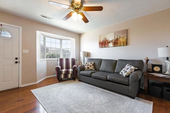Building Photo - Dog Friendly! 3 Bedroom Home Condo in St. ... Unit 37