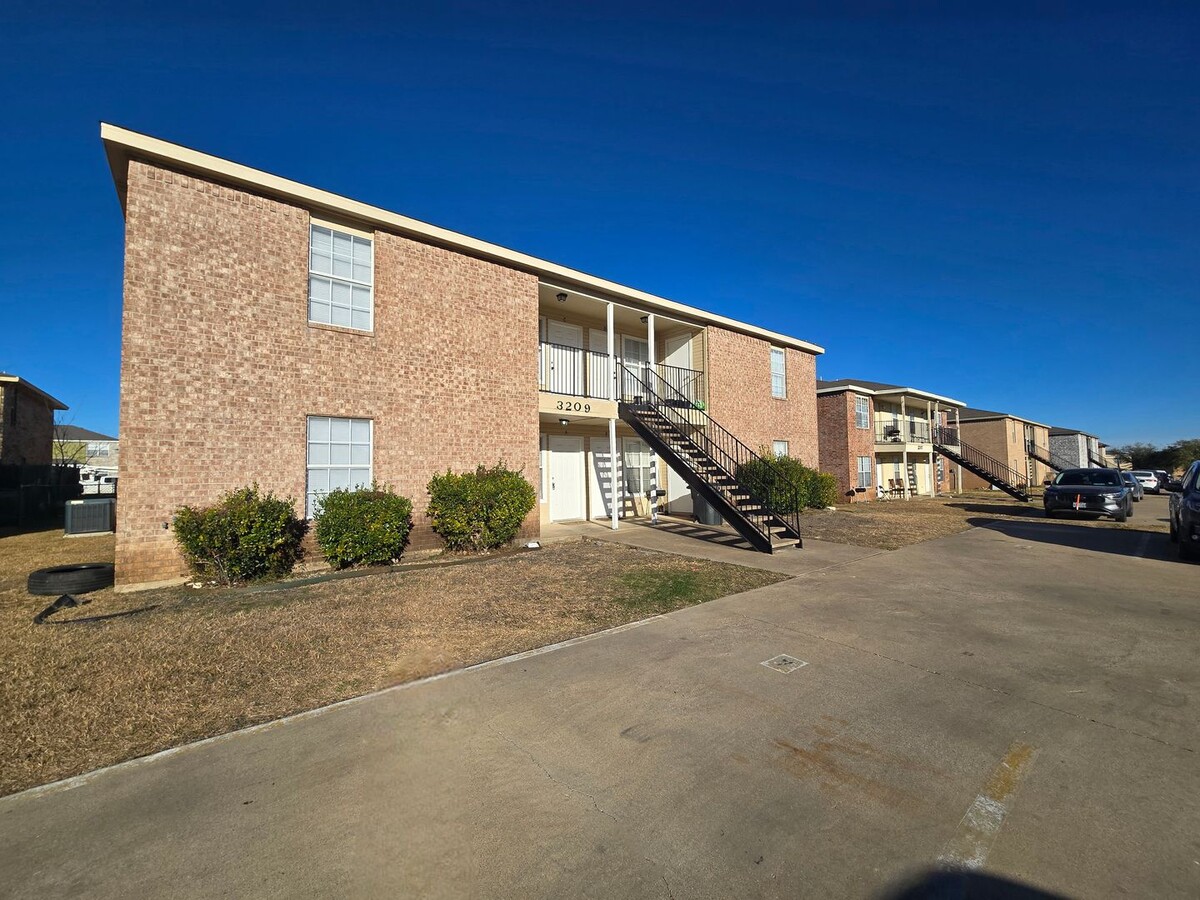 Photo - RENT SPECIAL OF $300 OFF OF 1ST FULL MONTH OF RENT WITH IMMEDIATE MOVE-IN Unit 3209 Toledo Drive -  C