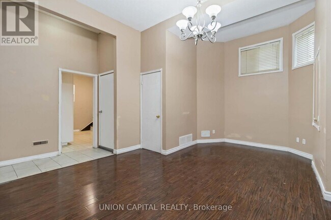 Photo - 639 Twain Ave