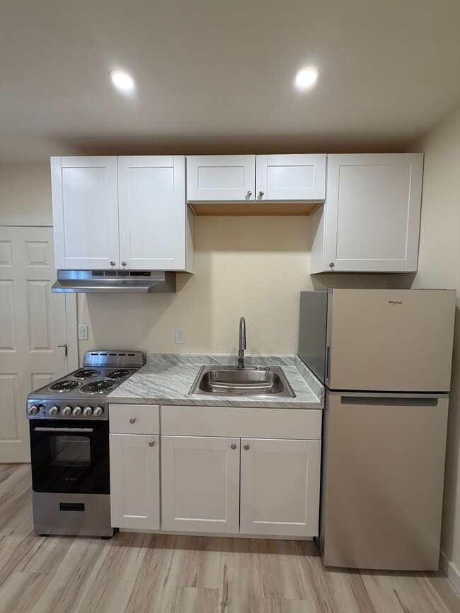 Building Photo - Discover this hard to find brand new studio with dedicated parking, internet and washer and dryer...