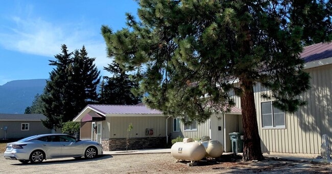 Photo - 2 bed 1 bath Duplex in South Hamilton with Large Shop