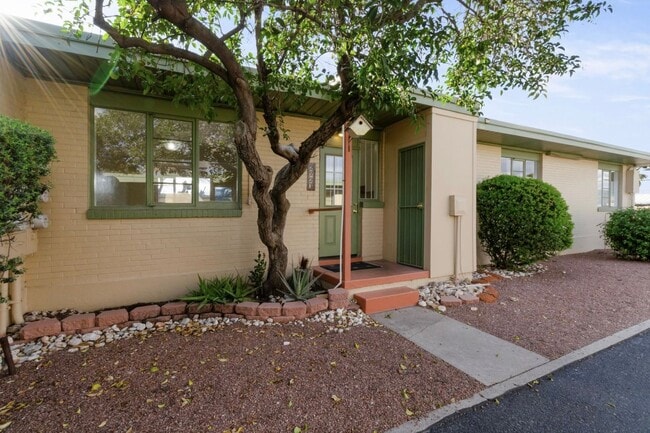 Building Photo - Charming 1-bedroom, 1-bath home in Tucsons most iconic neighborhood!