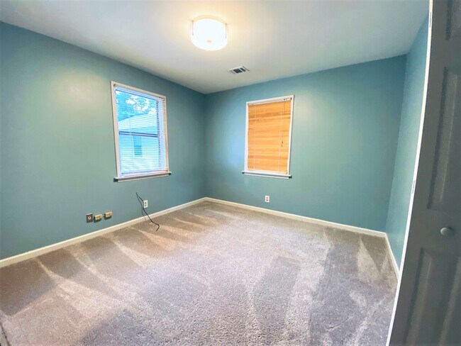 Photo - 1027 Curran St NW