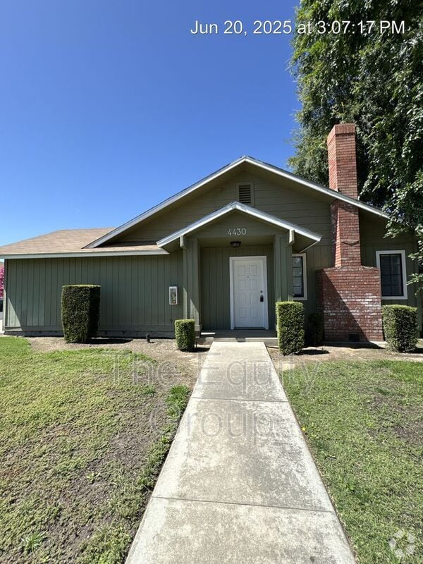 Building Photo - 4430 W Cypress Ave Rental