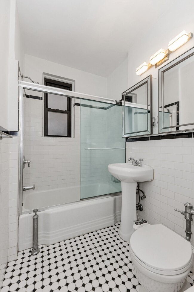 Photo - 350 E 54th St