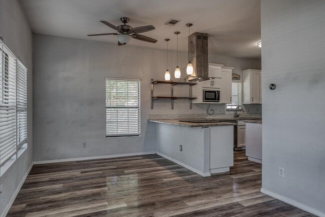 Photo - 905 E 3rd St